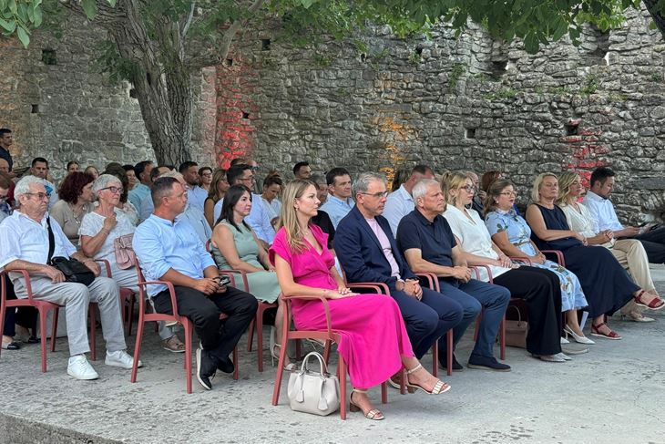 Laureati s načelnicom i predsjednicom Općinskog vijeća (Snimila Gordana Čalić Šverko)