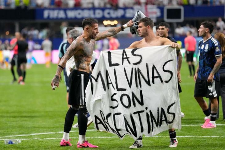 (Nicolas Otamendi i Giovani Lo Celso/Foto AP)
