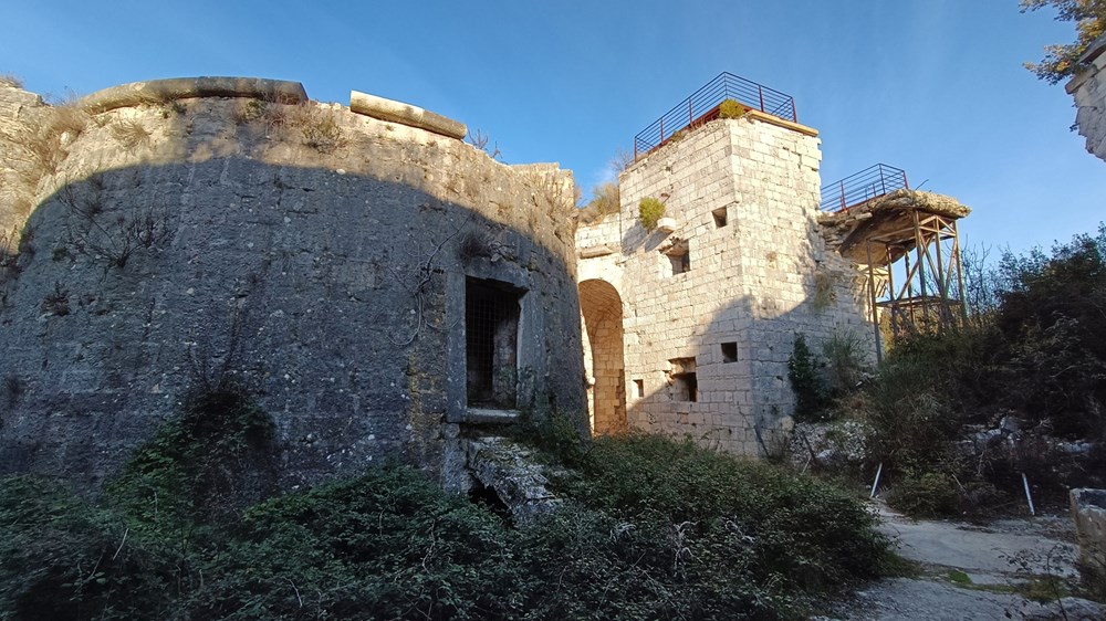 Mali zbijeni toranj od solidnog kamena predstavljao je nepremostivu prepreku za neprijateljske brodove (Snimio Zvjezdan Strahinja)