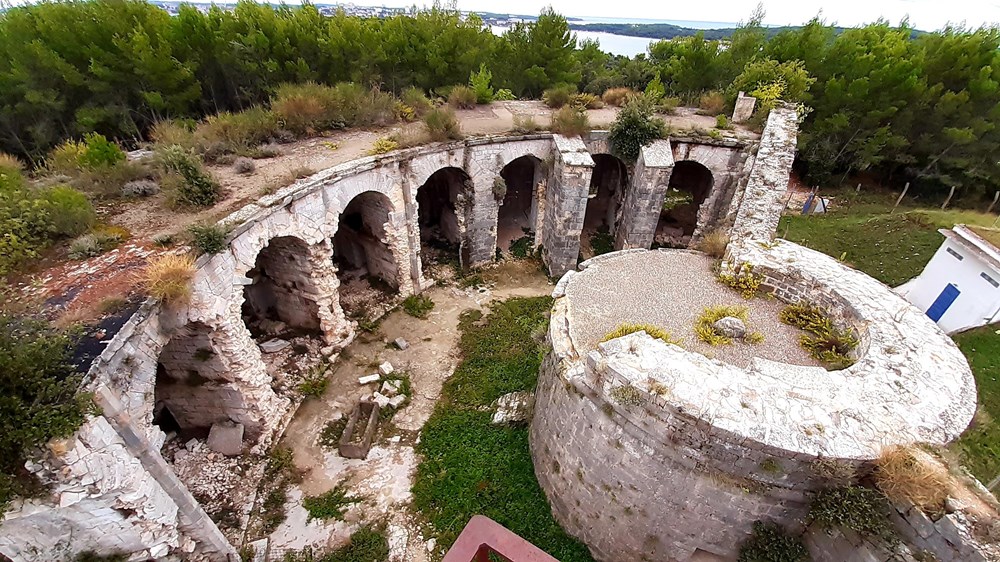 Martello toranj na Monte Grossu uklopljen u kasniju tvrđavu (Snimio Zvjezdan Strahinja)