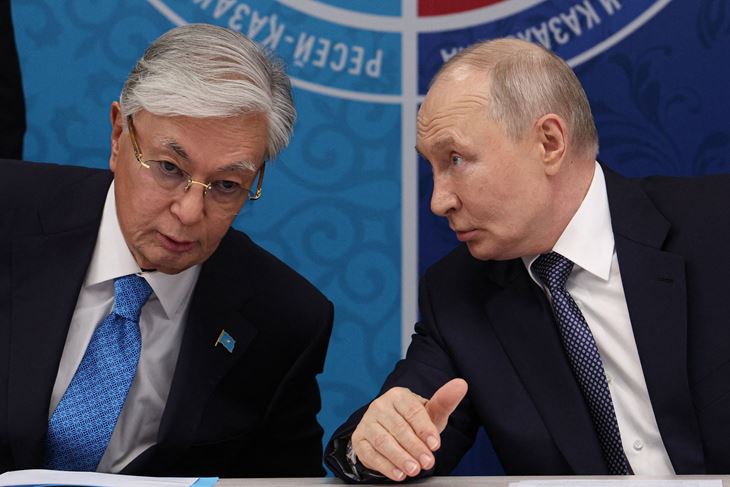 Kassym-Jomart Tokayev i Vladimir Putin (Photo by Vyacheslav PROKOFYEV / POOL / AFP)