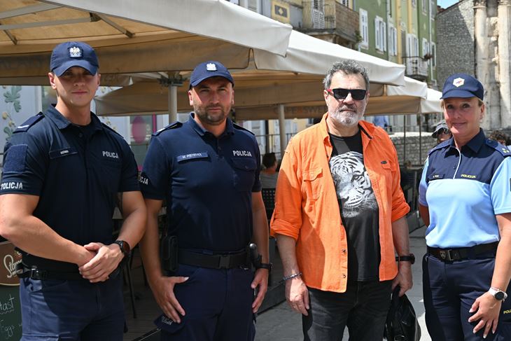 Policijska ekipa na aerodromu (Snimila Nina Ljubić)