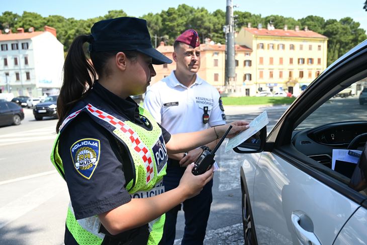 Policijska ekipa na aerodromu (Snimila Nina Ljubić)