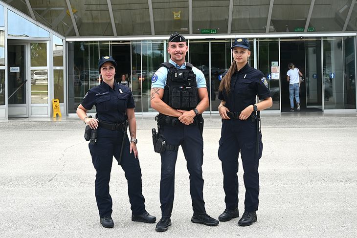 Policijska ekipa na aerodromu (Snimila Nina Ljubić)