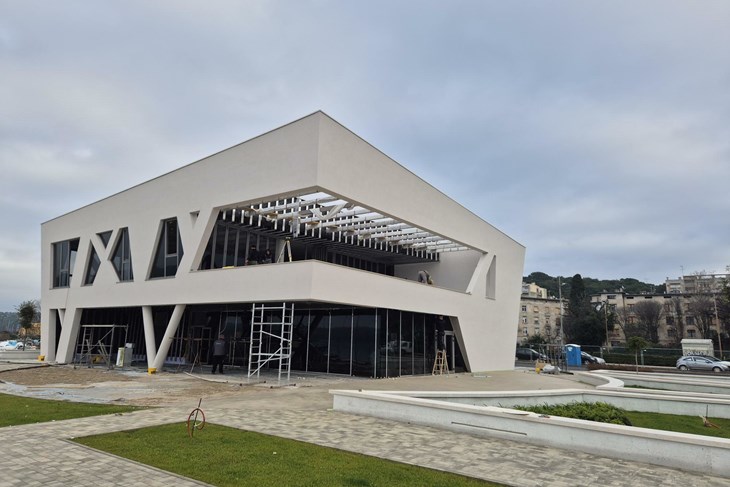U zgradi 1 na pulskoj rivi smjestit će se kafić i restoran (Lučka uprava Pula)