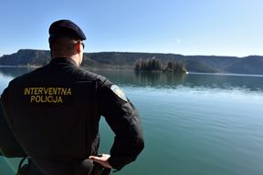 Policija, jezero (Ilustracija, Hrvoje Jelavic / Pixsel) 