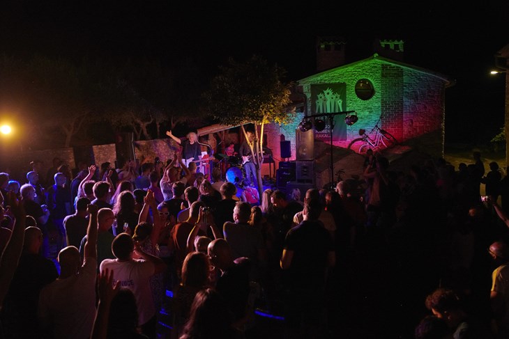 (Festival na dragom kamenu)