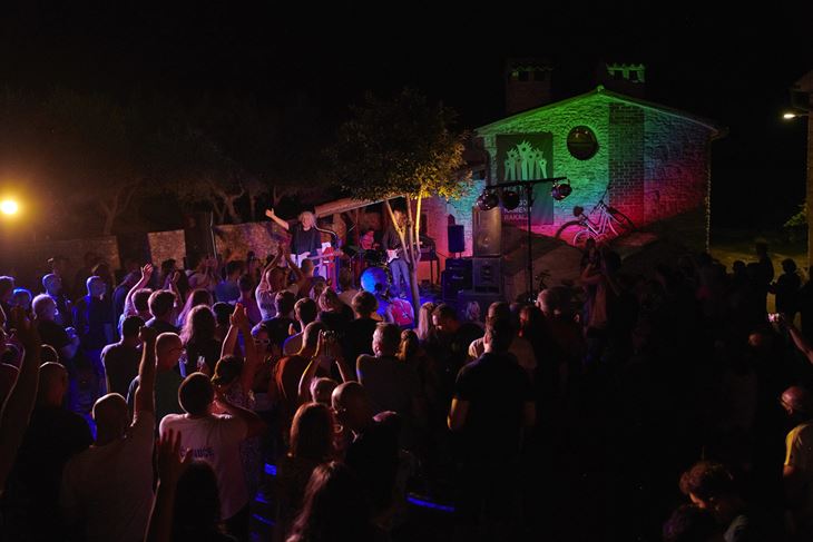 (Festival na dragom kamenu)