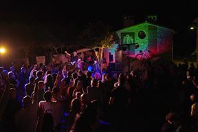 (Festival na dragom kamenu)