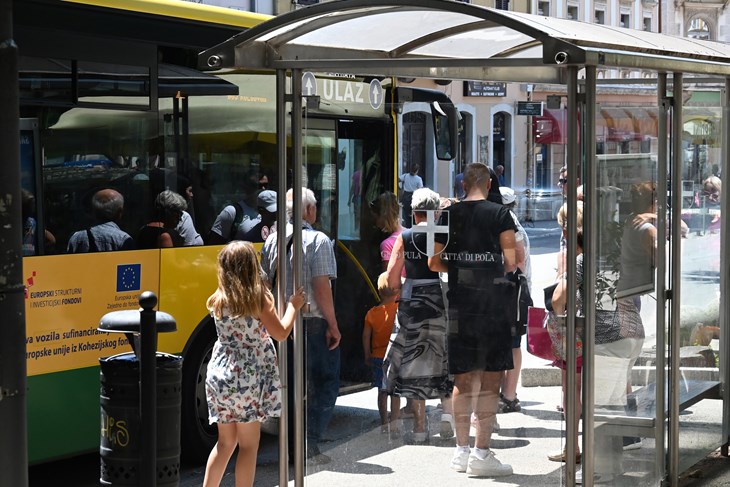 Autobus Pulaprometa (Arhiva GI)