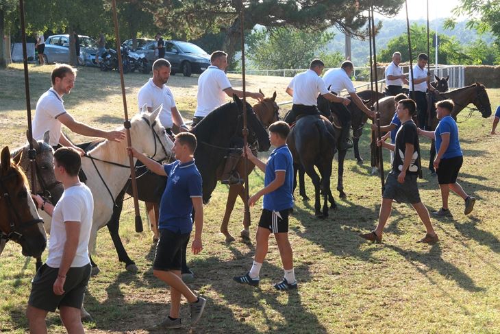 Konjanik u galopu prelazi stazu dužine 150 metara i gađa prstenac (Snimio Milivoj Mijošek)