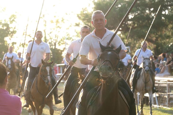 Konjanik u galopu prelazi stazu dužine 150 metara i gađa prstenac (Snimio Milivoj Mijošek)