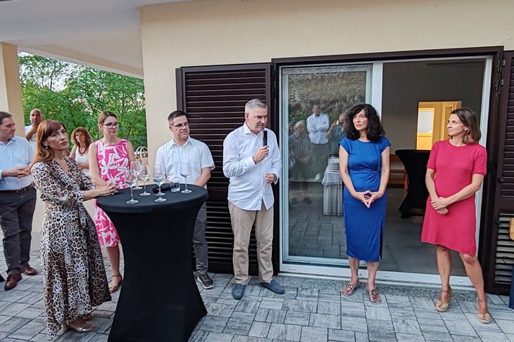 Susret iseljenika održan je ove godine ispred Društvenog doma u Sv. Bartolu (Snimio Branko Biočić)