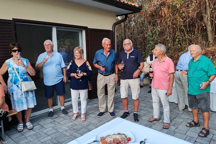 Susret iseljenika održan je ove godine ispred Društvenog doma u Sv. Bartolu (Snimio Branko Biočić)