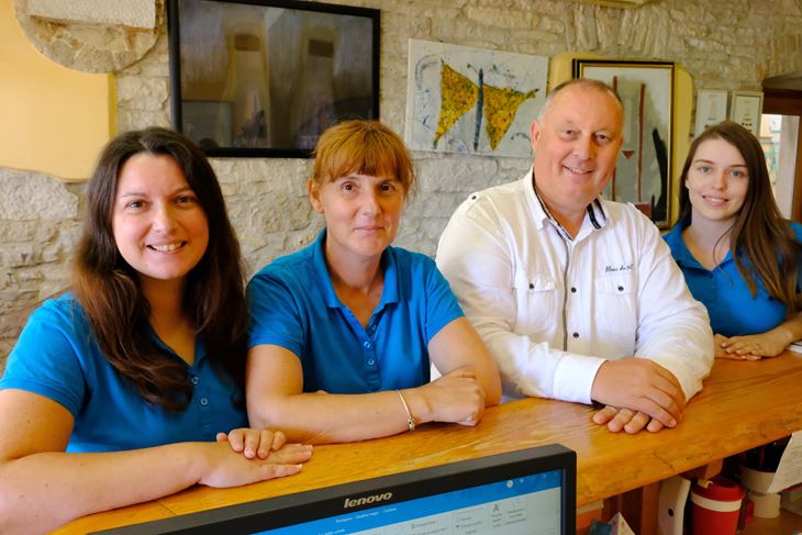 Enco Crnobori s djelatnicama Turističke zajednice Općine Fažana (Snimio Milivoj Mijošek)