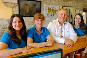 Enco Crnobori s djelatnicama Turističke zajednice Općine Fažana (Snimio Milivoj Mijošek)