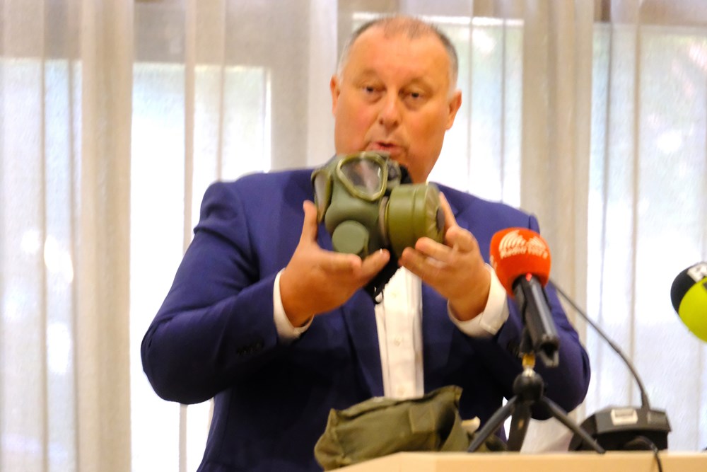 Enco Crnobori kao županijski vijećnik na raspravu o Ka&scaron;tijunu na Skup&scaron;tinu donio je i - gas masku (Snimio Milivoj Mijo&scaron;ek)