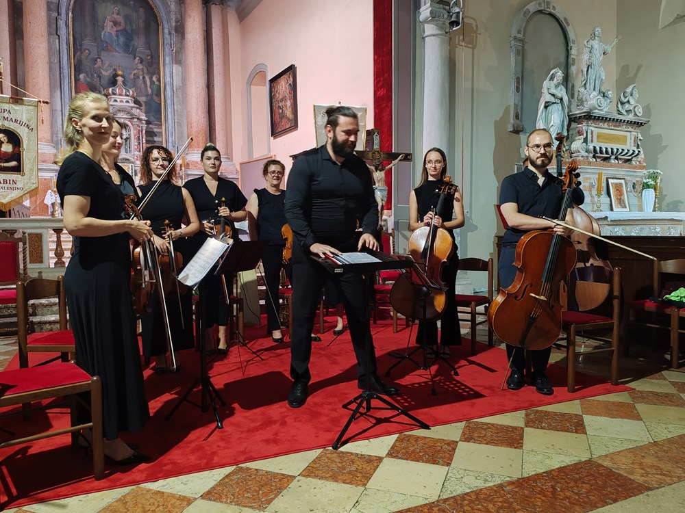 Istarski komorni orkestar i dirigent Petar Mato&scaron;ević (Snimio Branko Biočić)
