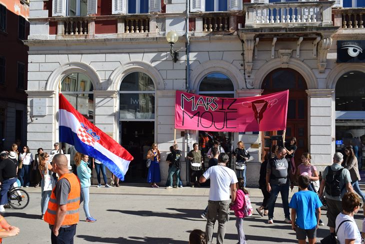 (Neformalna i neimenovana inicijativa mladih grada Pule)