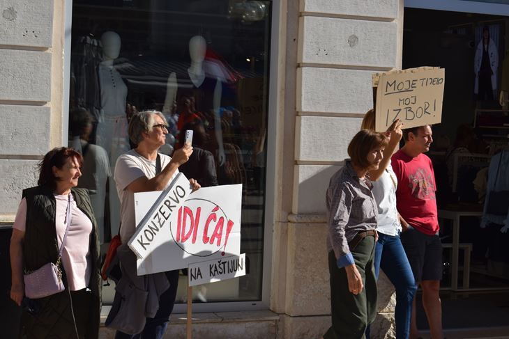 (Neformalna i neimenovana inicijativa mladih grada Pule)