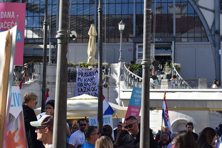 (Neformalna i neimenovana inicijativa mladih grada Pule)