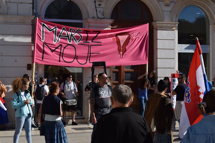 (Neformalna i neimenovana inicijativa mladih grada Pule)