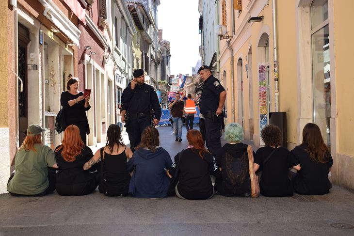 (Neformalna i neimenovana inicijativa mladih grada Pule)