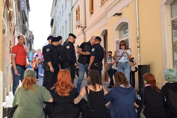 (Neformalna i neimenovana inicijativa mladih grada Pule)