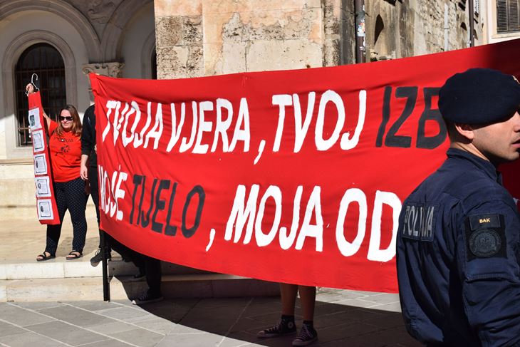 (Neformalna i neimenovana inicijativa mladih grada Pule)