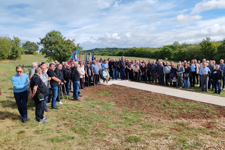 Oliver, Slavkov sin i natporučnik Mario Kiršić Otkrili su spomen obilježje Slavku Cindriću (Snimio Branko Biočić)