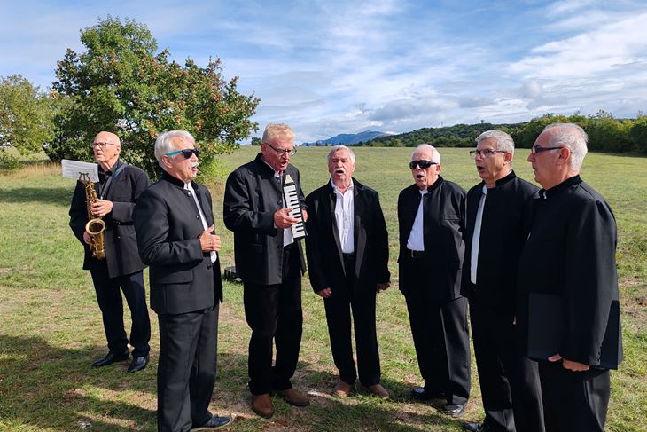 Oliver, Slavkov sin i natporučnik Mario Kiršić Otkrili su spomen obilježje Slavku Cindriću (Snimio Branko Biočić)