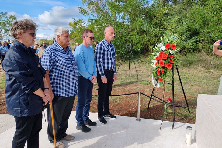 Oliver, Slavkov sin i natporučnik Mario Kiršić Otkrili su spomen obilježje Slavku Cindriću (Snimio Branko Biočić)
