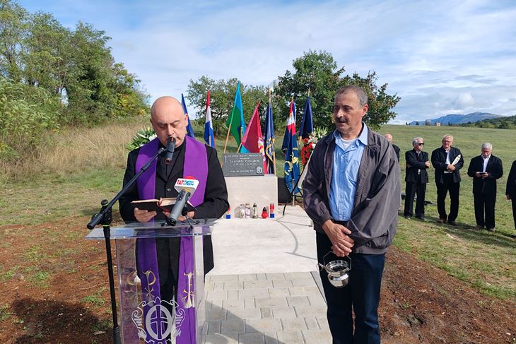 Oliver, Slavkov sin i natporučnik Mario Kiršić Otkrili su spomen obilježje Slavku Cindriću (Snimio Branko Biočić)