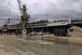 Iscurila nafta iz Libijskog broda u Trgetu