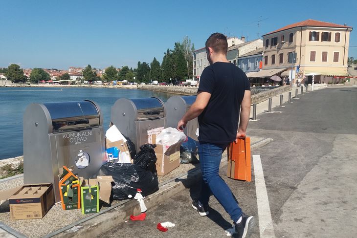 Smeće se odlaže kamo god se stigne, pa čak i uz podzemne kontejnere