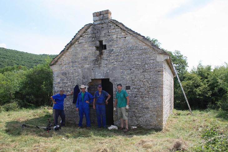 Dvegrajci uz očišćenu crkva sv. Ilije u Dragi (A. MEDEN)