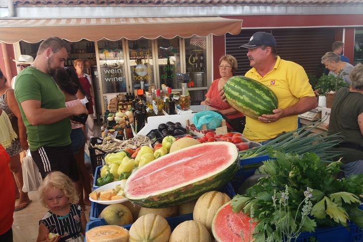 Lubenica teška 15-ak kilograma prodana za čak 120 kuna (T. KOCIJANČIĆ)