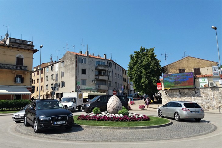 Nijemci i Talijani parkirani na rotoru kod tržnice (T. KOCIJANČIĆ)