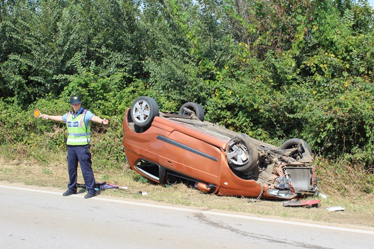 Vozač prevrnutog automobila je vozilom Hitne prevezen u pulsku Opću bolnicu  (Filip ŠKATAR)
