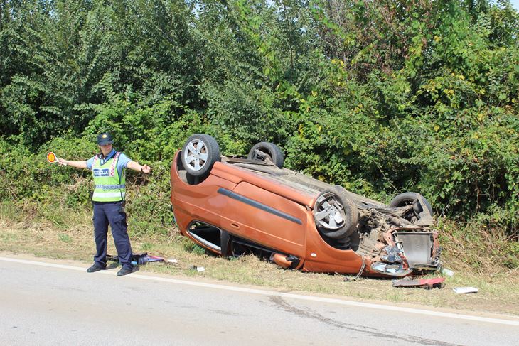 Vozač prevrnutog automobila je vozilom Hitne prevezen u pulsku Opću bolnicu  (Filip ŠKATAR)