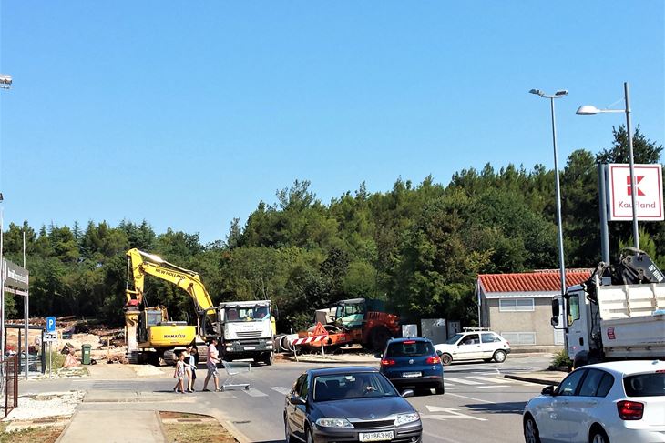 Izgradnja je povjerena pulskoj Cesti i Đusto iz Poreča (T. KOCIJANČIĆ)