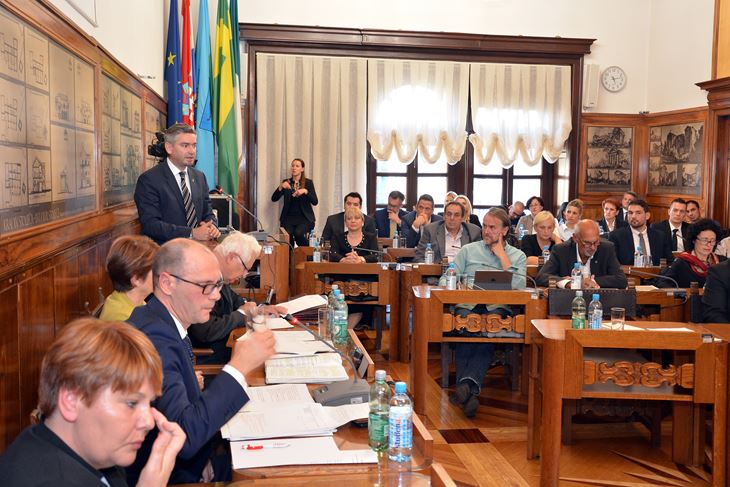 Raspoloženi vijećnici raspravljali su do dugo u noć (Neven LAZAREVIĆ)
