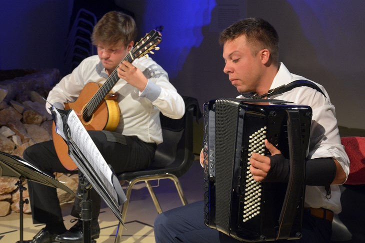 Nino i Neno Atanasković u Svetim srcima N. LAZAREVIĆ