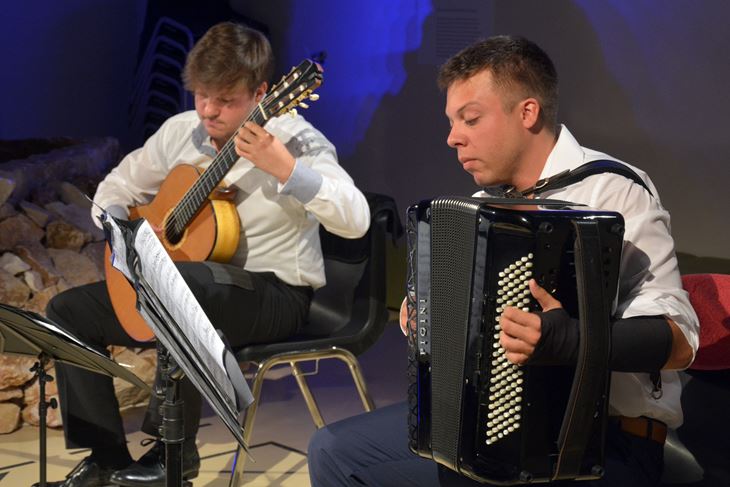 Nino i Neno Atanasković u Svetim srcima N. LAZAREVIĆ