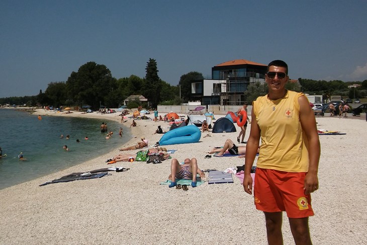 Nikola Kramar na plažu u Fažani (Z. STRAHINJA)