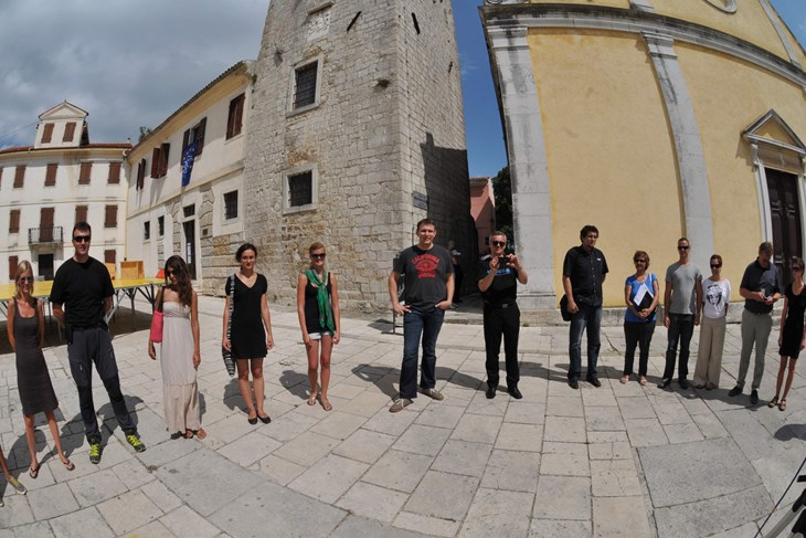 Studenti i profesori arhitekture sa svojim motovunskim domaćinima