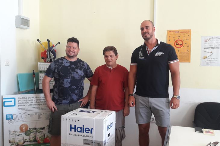 Branko Percan i Sandro Želesko darovali su prijenosni klima uređaj Udruzi dijaliziranih IŽ