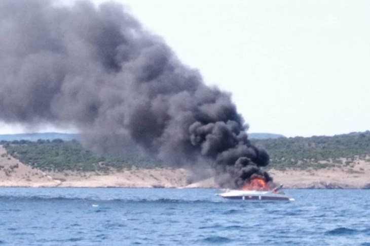Vatrogasci gase požar na gliseru / Foto JVP Krk