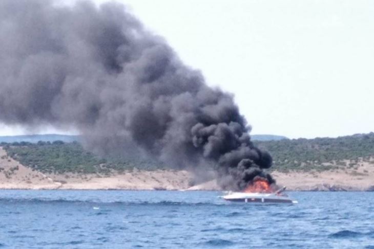 Vatrogasci gase požar na gliseru / Foto JVP Krk