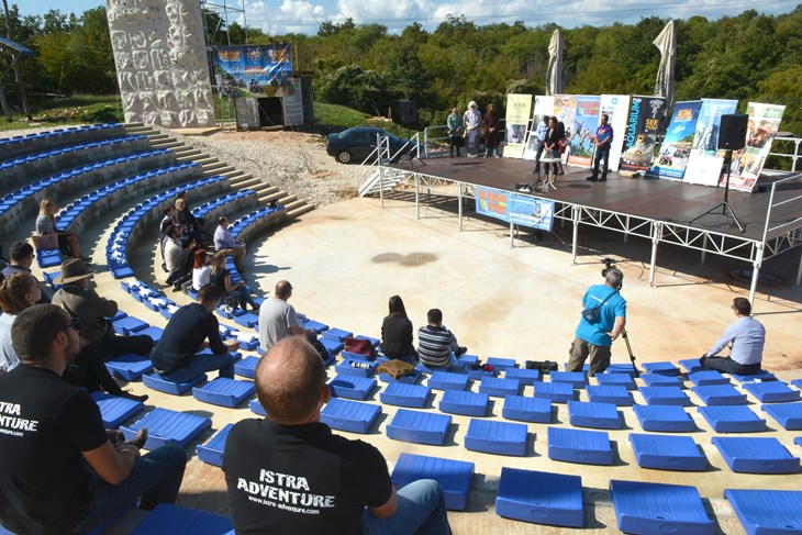 Koncertna Arena u Glavani Parku (D. MEMEDOVIĆ)